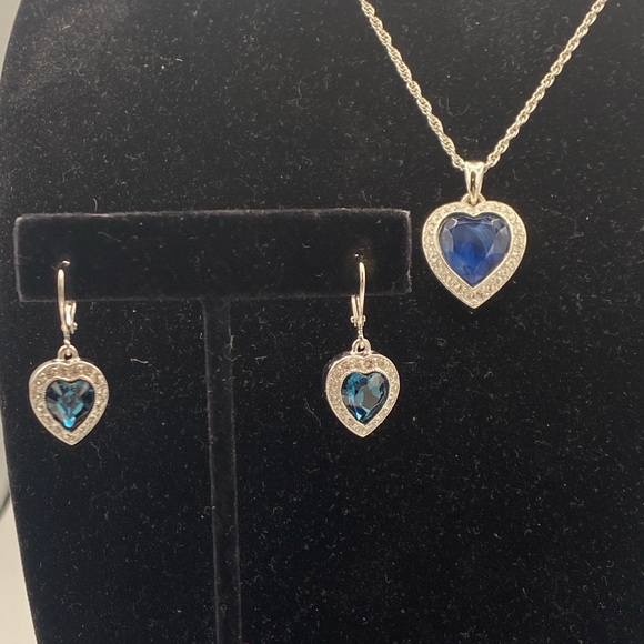 ✨LOCATION CLOSING SALE ✨ Swarovski crystals limited edition titanic necklace - Picture 3 of 3